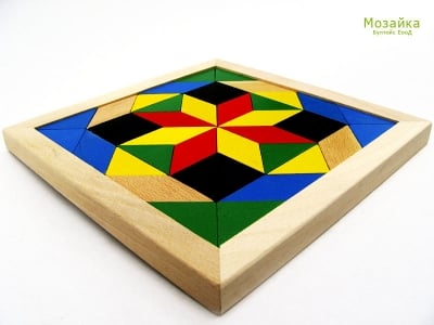 Мозайка с цветни дървени елементи в кутия