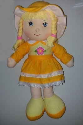 Кукла от текстил Момиче с жълта рокля