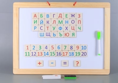 Дървена двустранна дъска с букви на кирилица - за стена