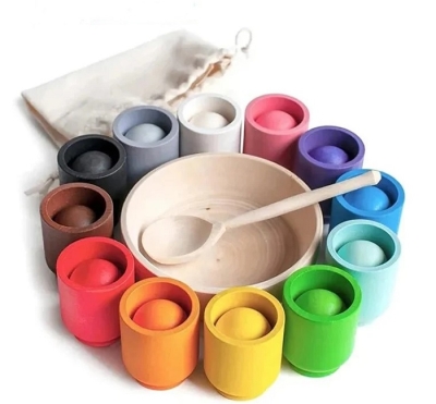 Игра за сортиране по цветове - Топчета и чашки