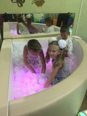 Светещ сух басейн за топки - Ъглов с LED осветление150х150х50 см + 1000 прозрачни топки