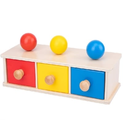 Кутия с цветни чекмеджета и топчета