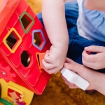 Дървена къща с активности Melissa and Doug - Загадките на Блу