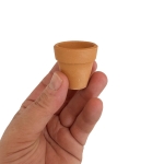 За декорация: Керамична саксия 3,8 х 3,8 см